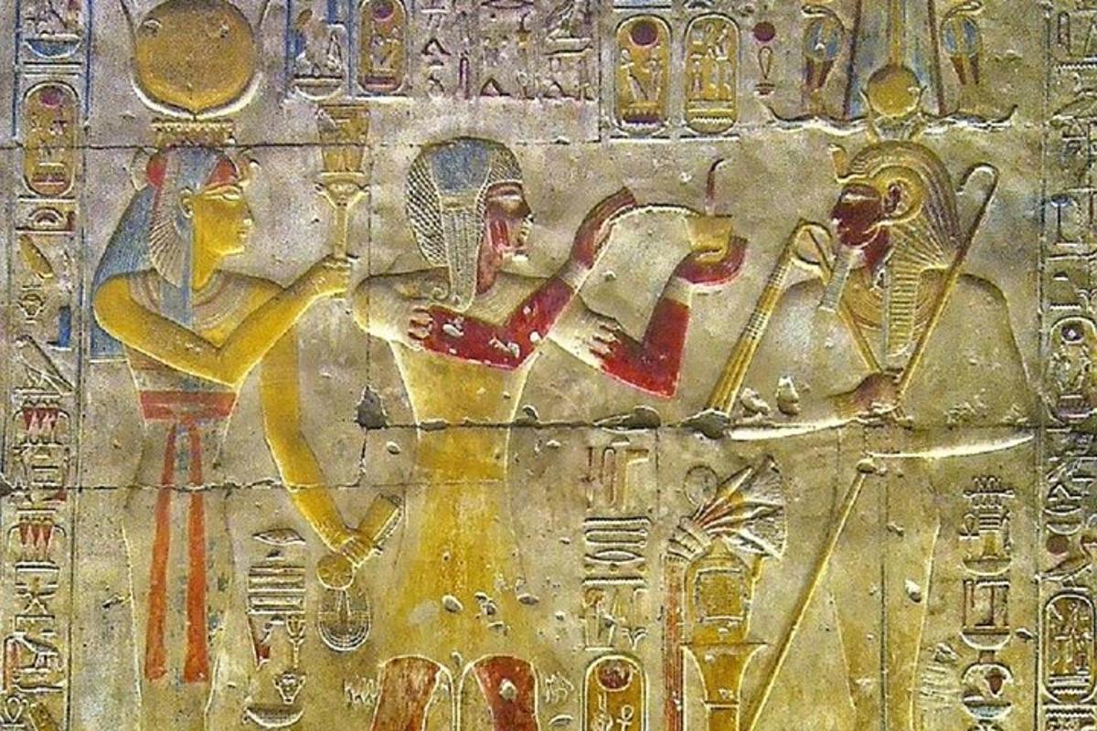 seinä, jossa on hieroglyfimaalauksia