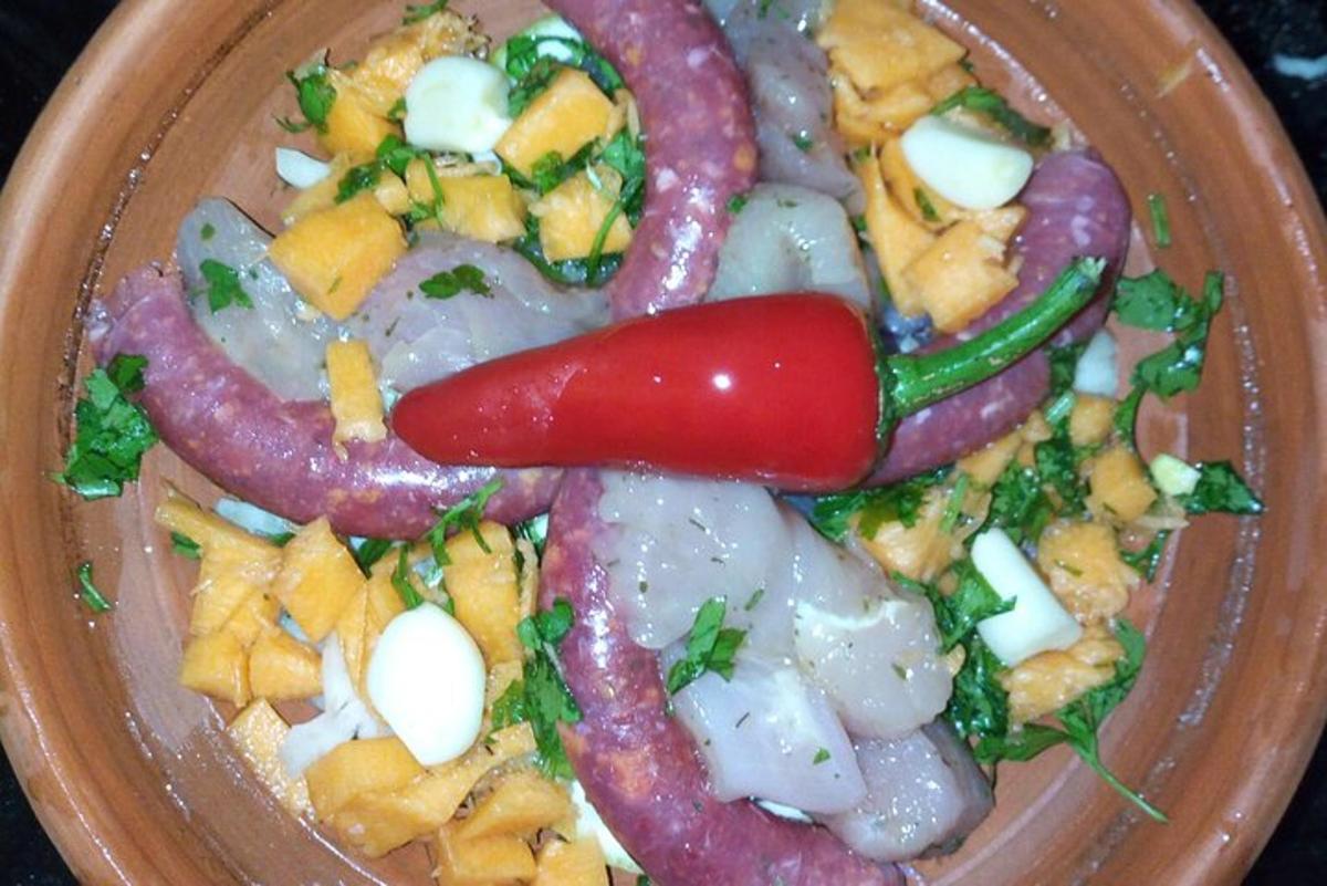 tanier jedla s červenou paprikou a zeleninou