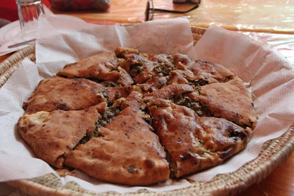 pizza yang duduk dalam bakul di atas meja