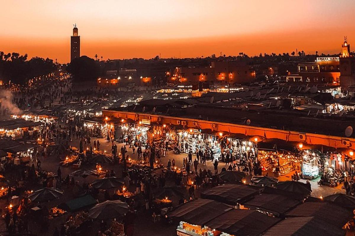 una multitud de gent en un mercat a la nit