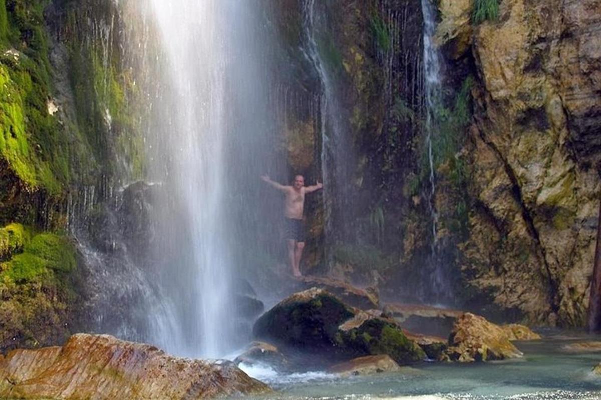 un uomo in piedi sul bordo di una cascata