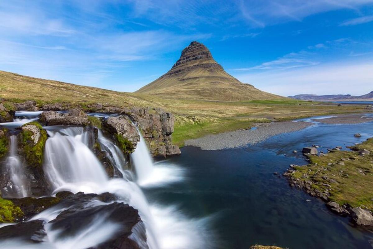 en foss med et fjell i bakgrunnen