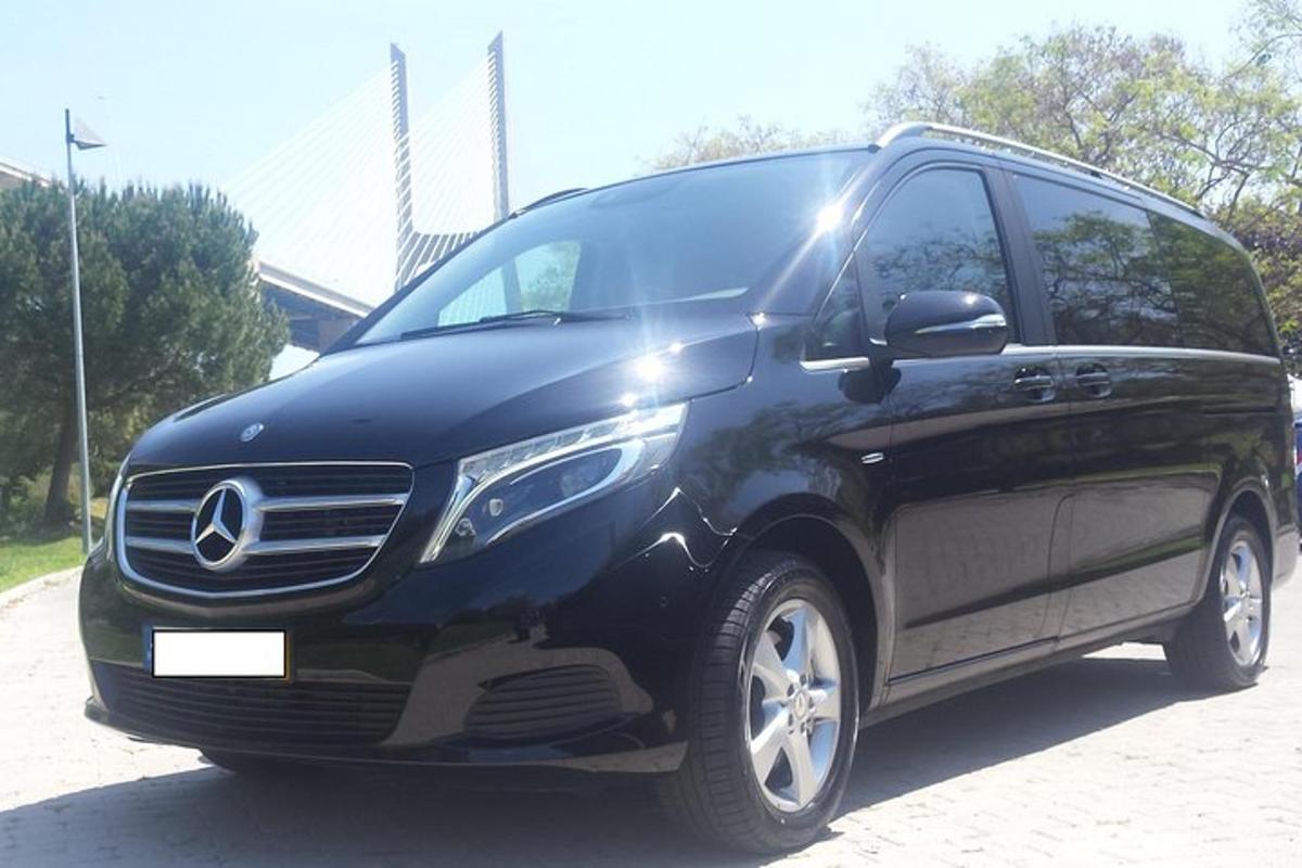 ein schwarzes Auto auf einem Parkplatz