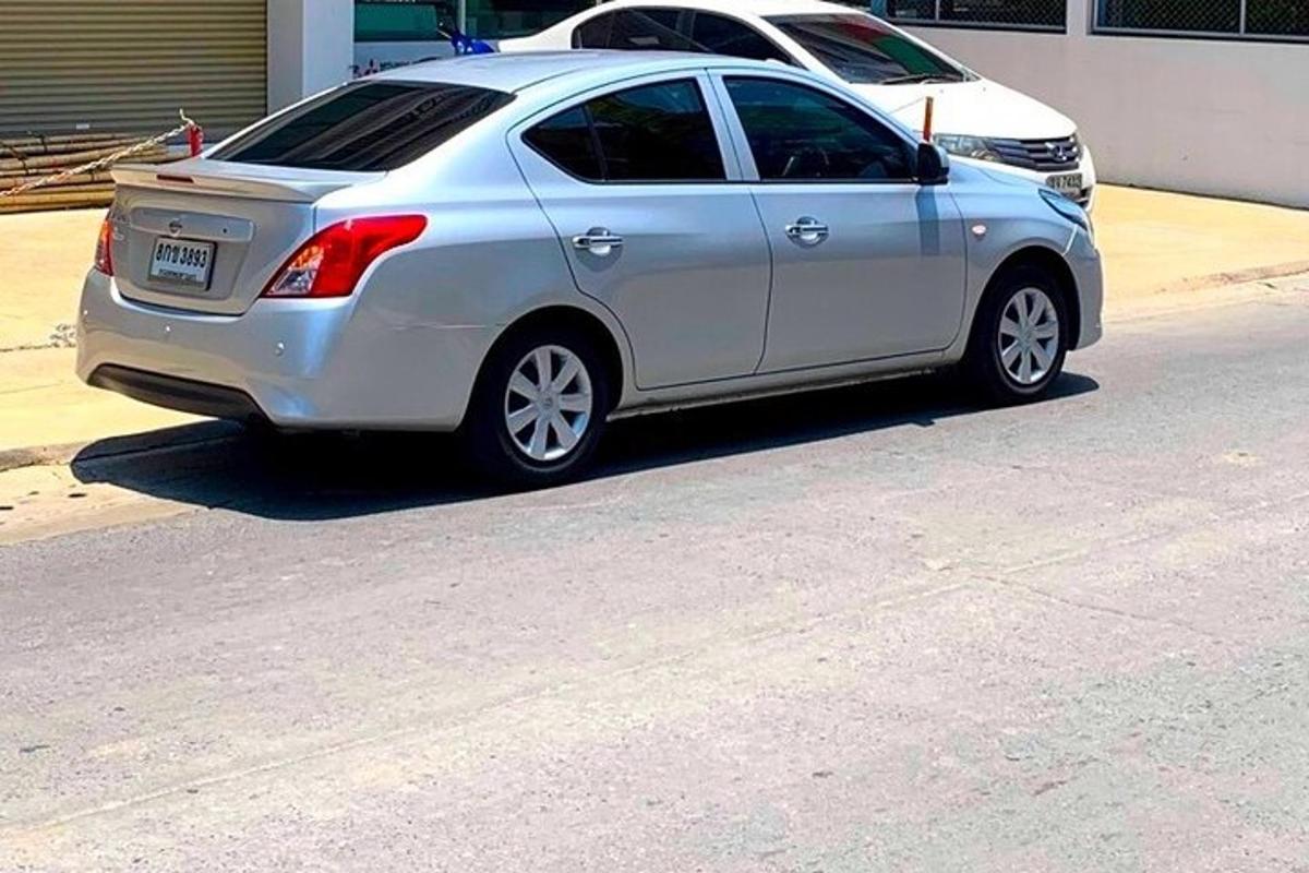 um carro prateado estacionado na beira de uma rua