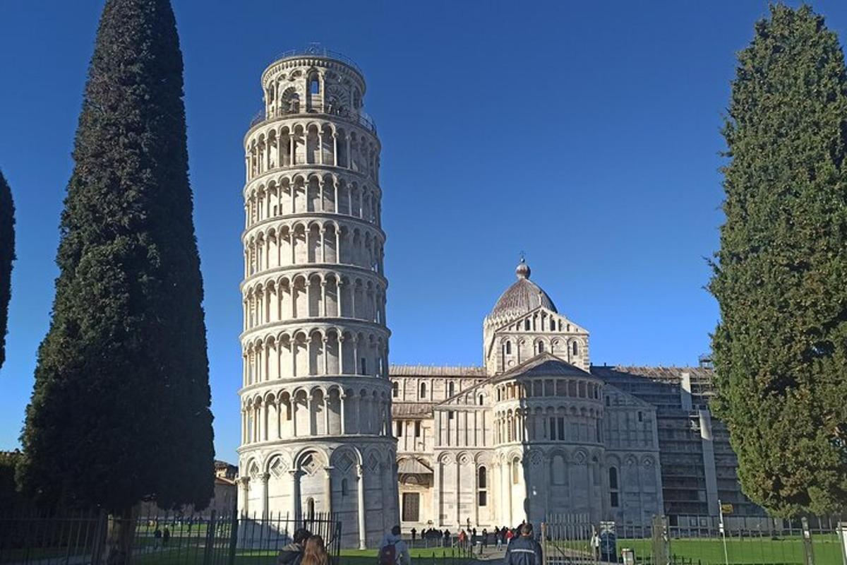 un grande edificio bianco con la torre pendente