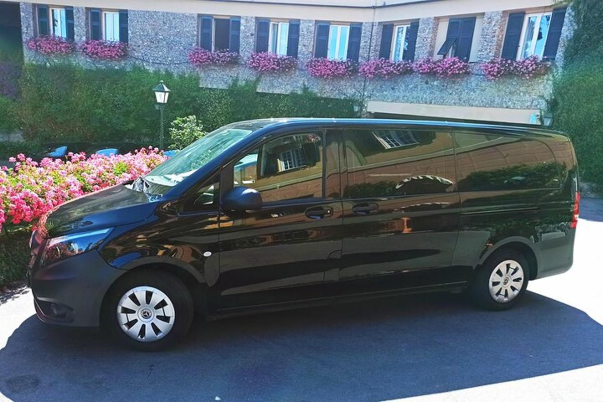 une camionnette noire garée sur un parking avec des fleurs
