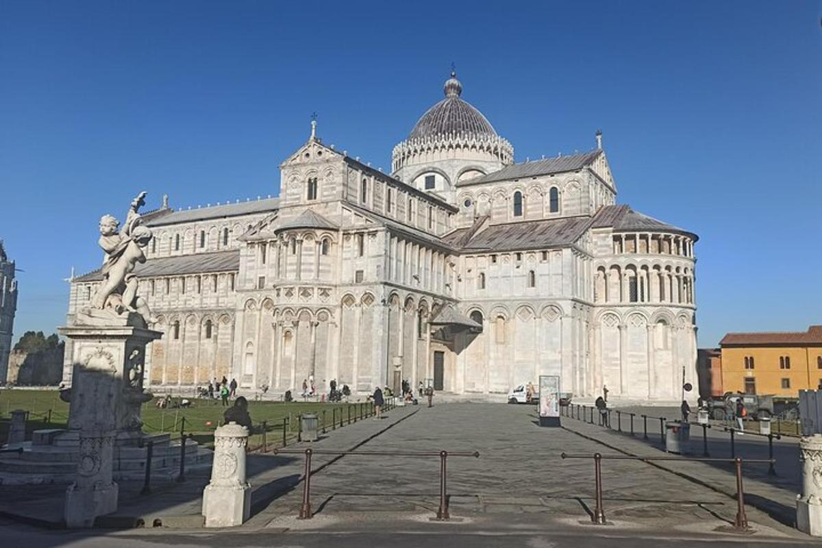 un grande edificio con una statua di fronte