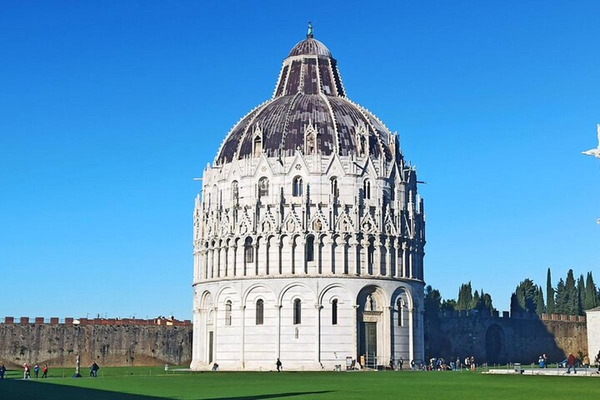 un grande edificio bianco con una torre pendente