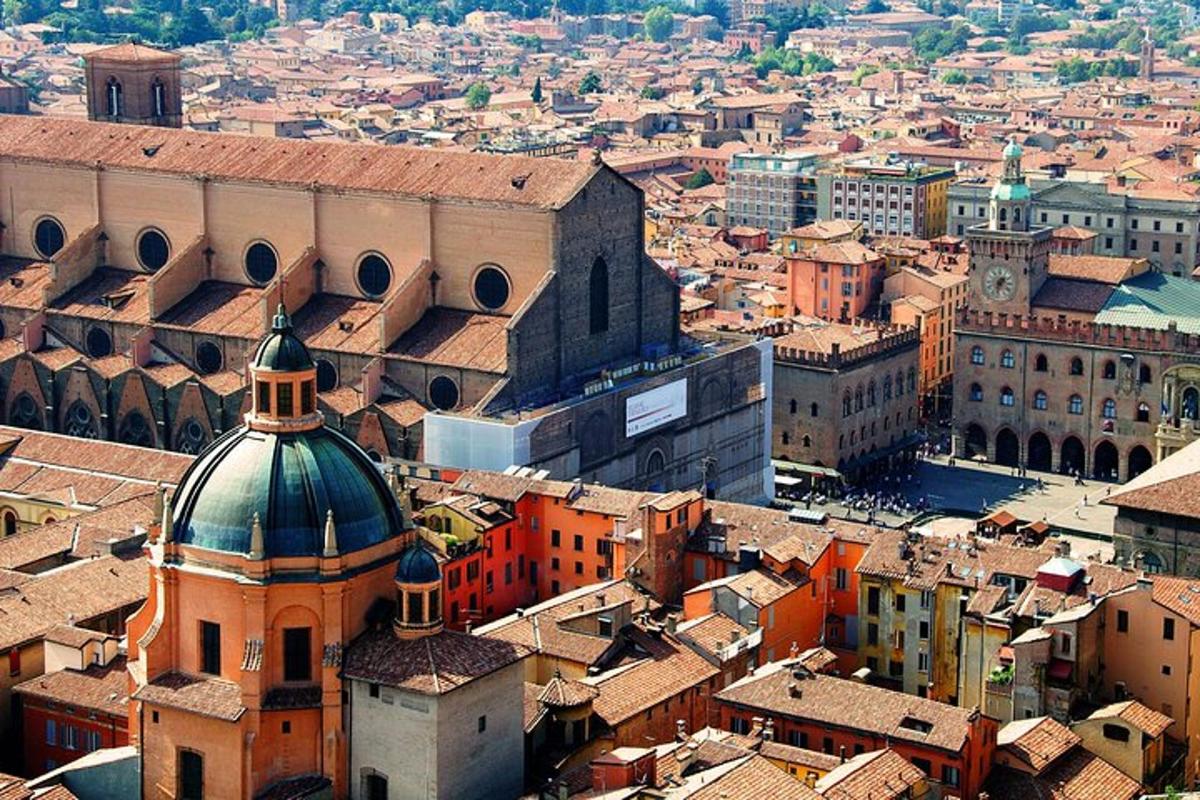 una vista aérea de una ciudad con una iglesia