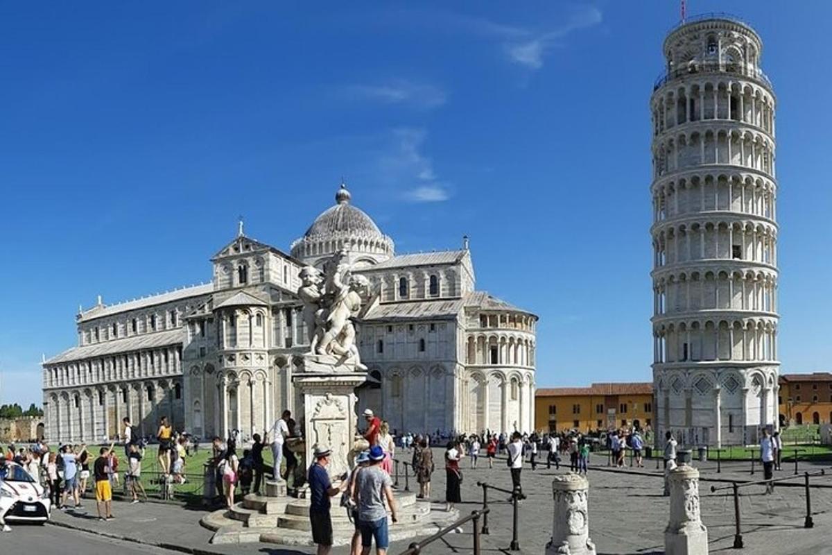 un gruppo di persone in piedi davanti alla torre pendente