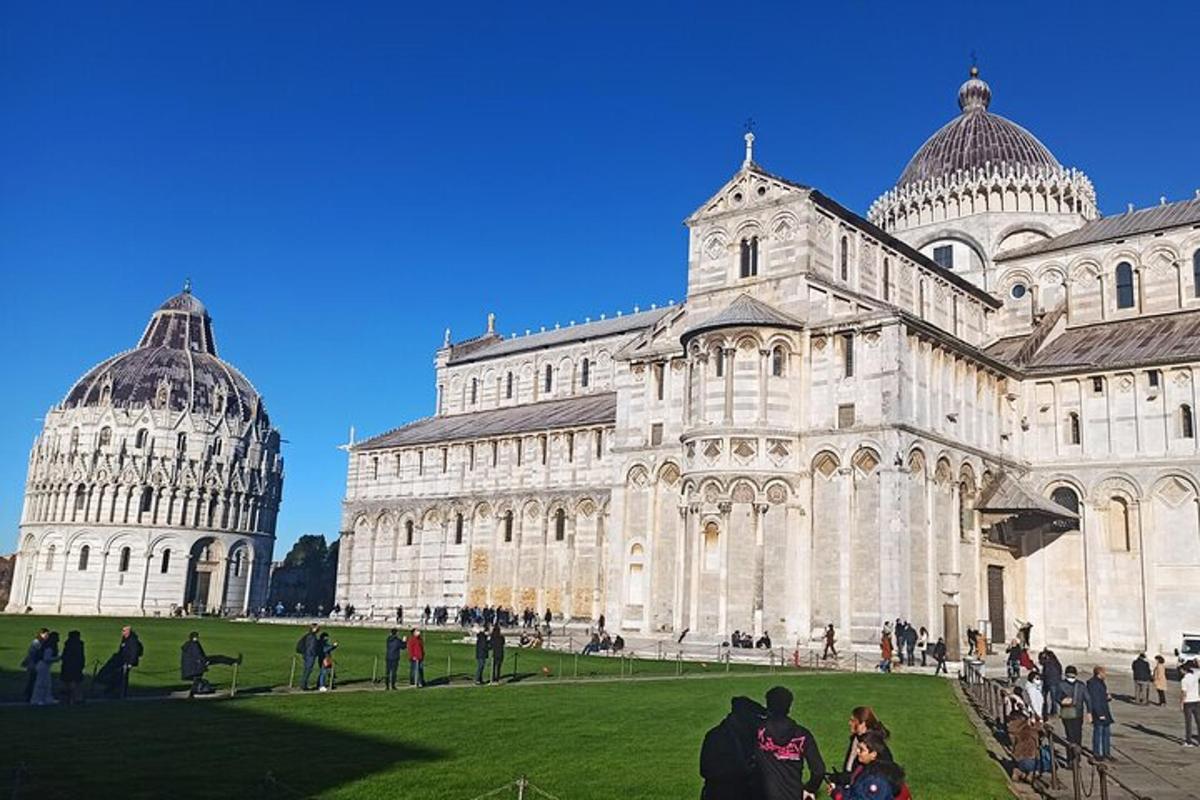 un grande edificio con una cattedrale e una cupola