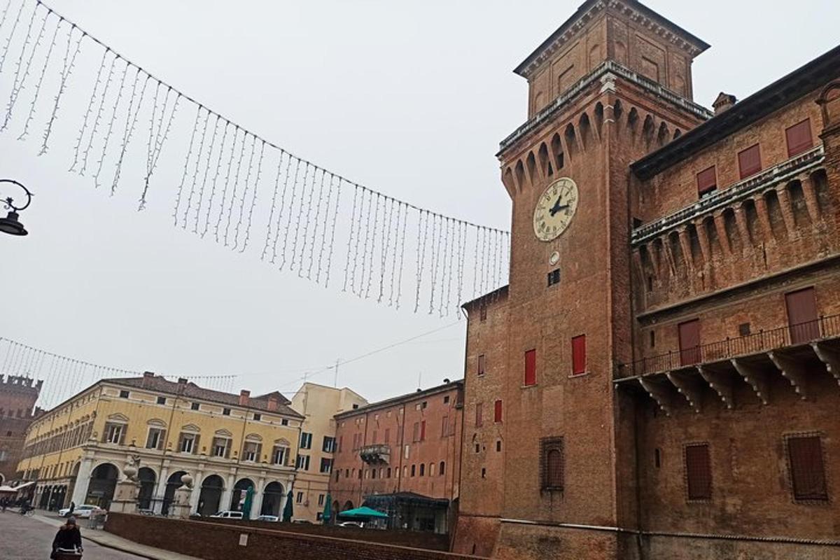 Un gran edificio de ladrillo con una torre de reloj.