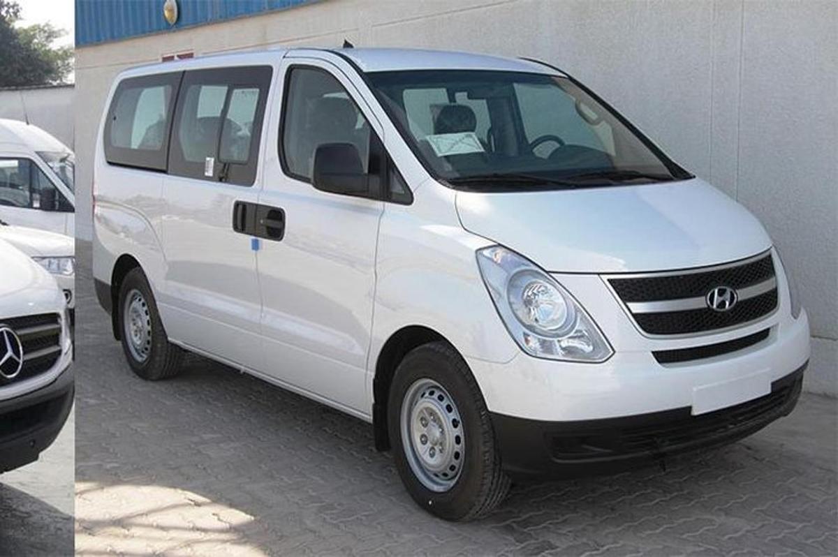 una camioneta blanca estacionada al lado de un edificio