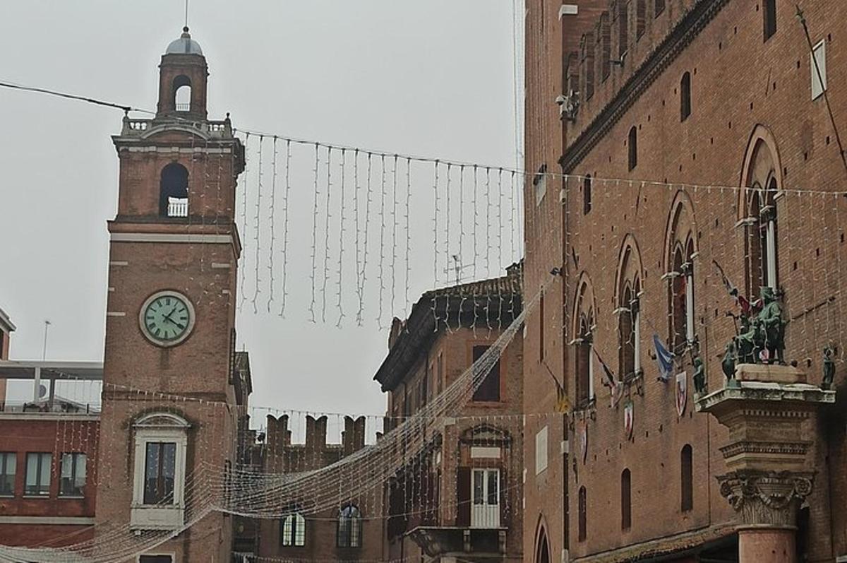 una torre de reloj con un campanario y un reloj. moneda sidx sidx sidx sidx sidx