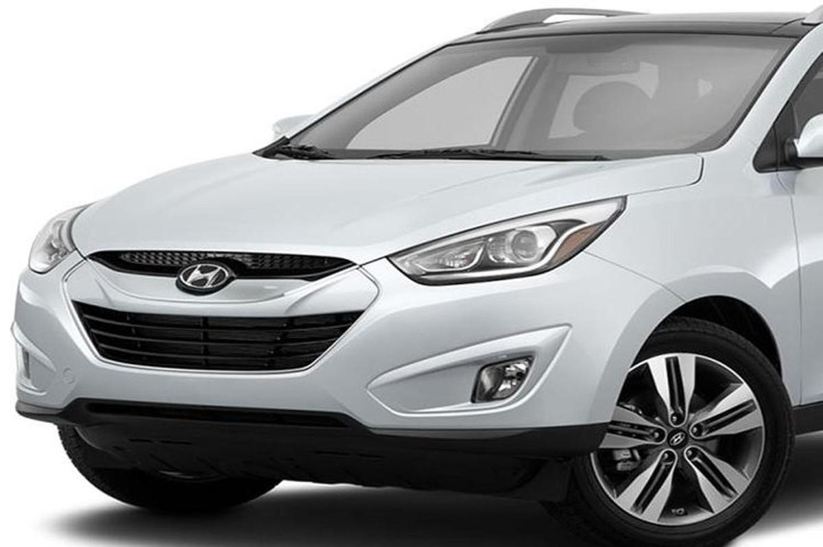 Un coche Whiteundai Accent sobre un fondo blanco.