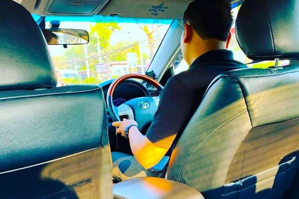 muž řídící auto na ulici