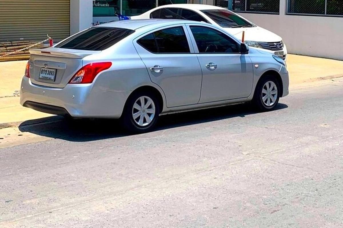 stříbrné auto zaparkované na kraji ulice