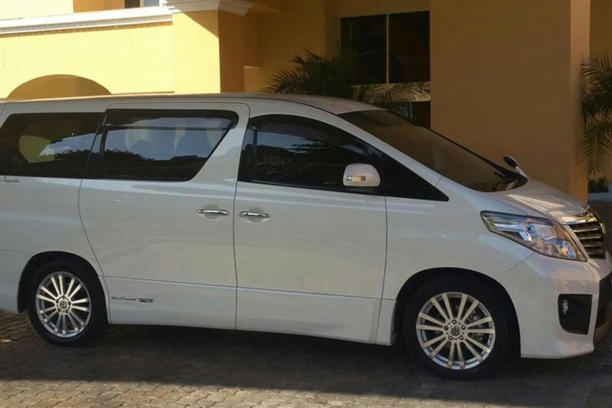bel kombi parkiran pred stavbo