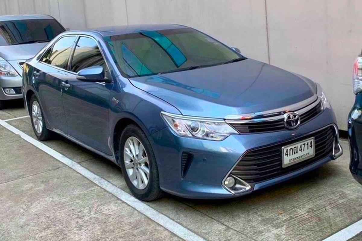 une voiture bleue garée sur un parking