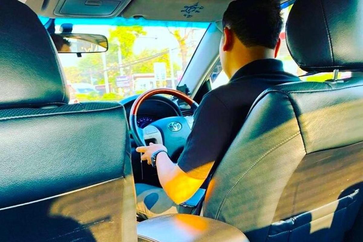 un uomo seduto in macchina mentre guida
