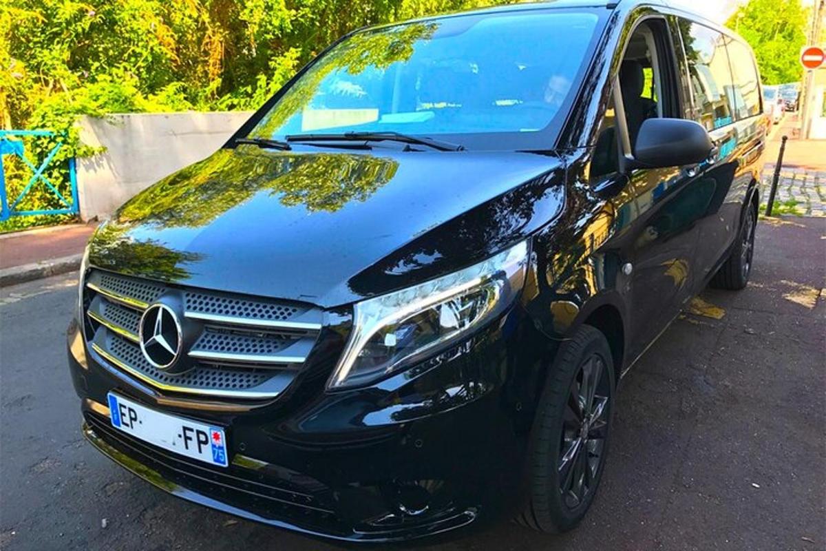 en svart bil parkerad på en parkeringsplats