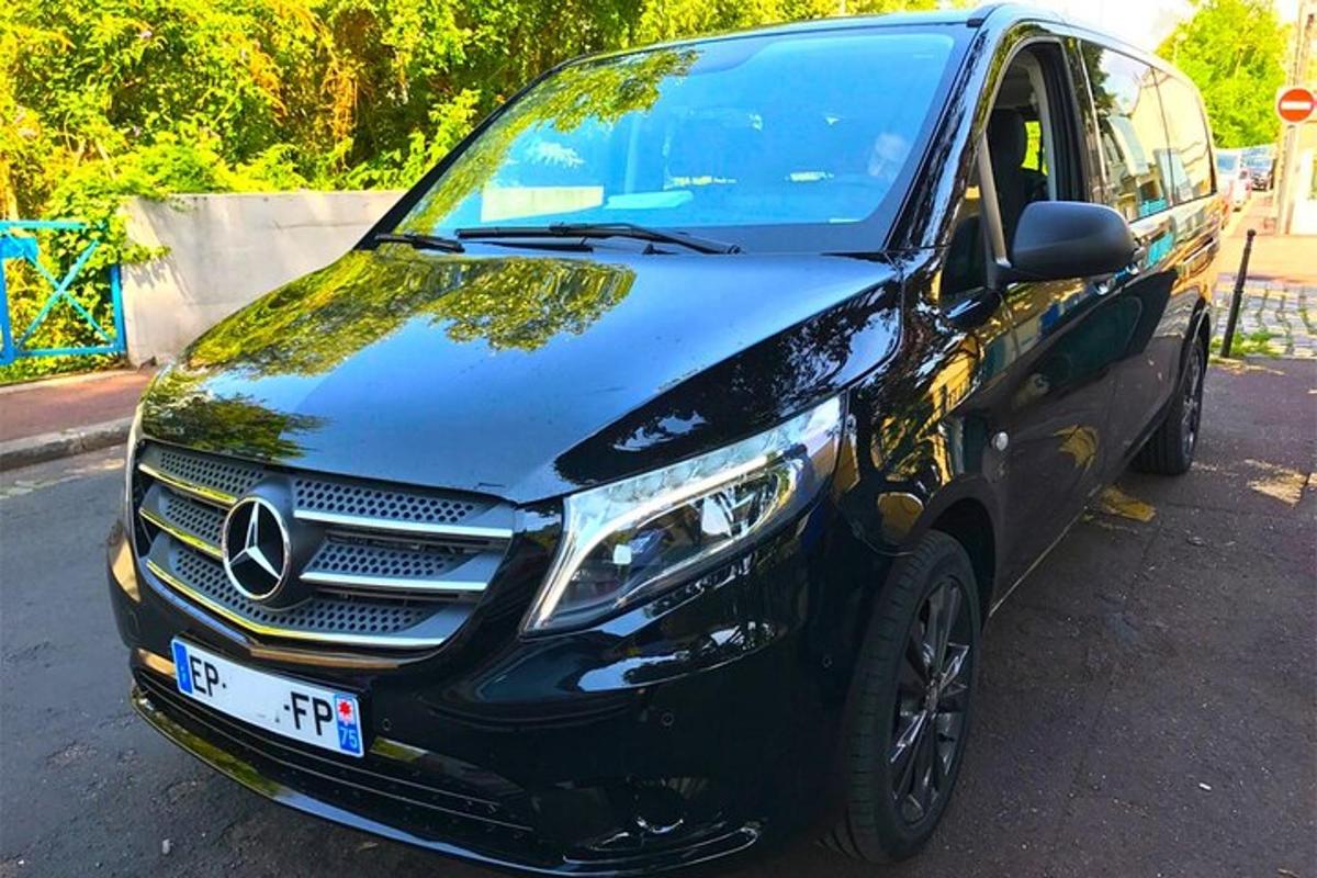 un SUV Mercedes Benz parcheggiato in un parcheggio