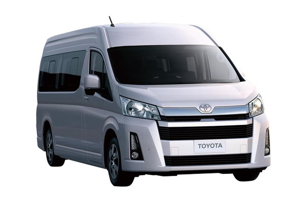 một chiếc xe tải màu trắng được tách biệt trên nền trắng