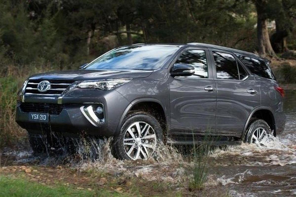 un SUV argentato parcheggiato in un campo d'acqua