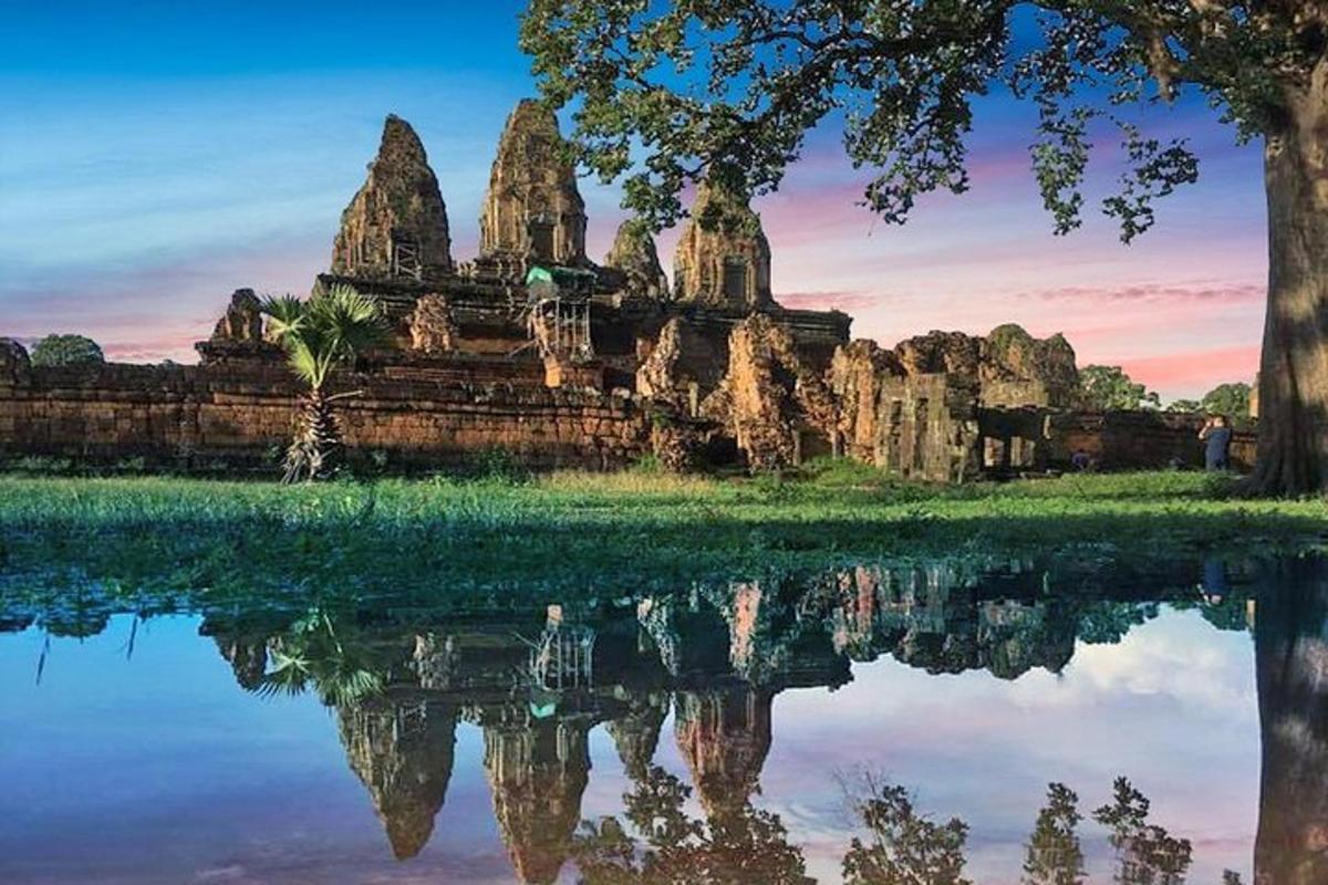 sebuah kuil dengan pantulannya di dalam air