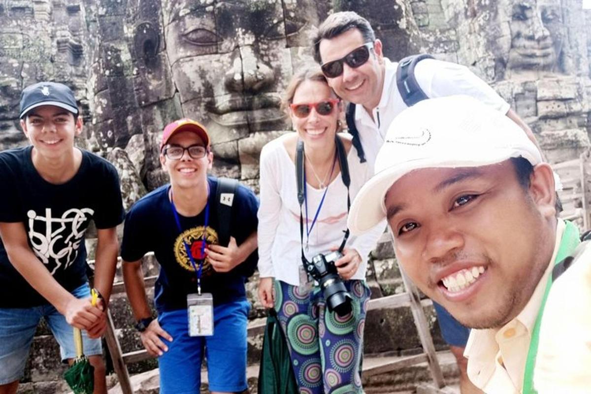 sekumpulan orang berdiri di hadapan patung