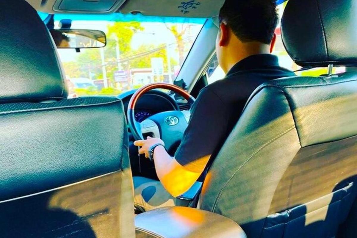 muž řídící auto na silnici