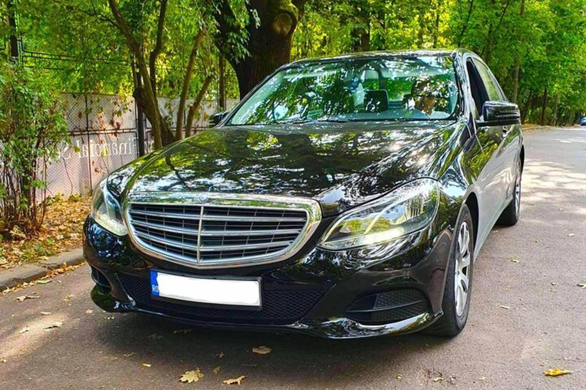 un'auto nera parcheggiata sul ciglio di una strada