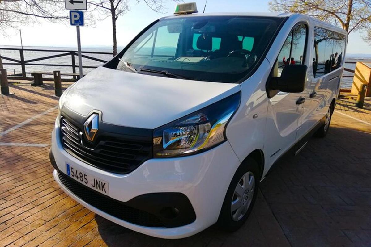 ein weißer Lieferwagen, der neben einem Pier geparkt ist