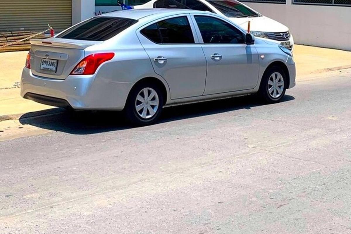 stříbrné auto zaparkované na kraji ulice