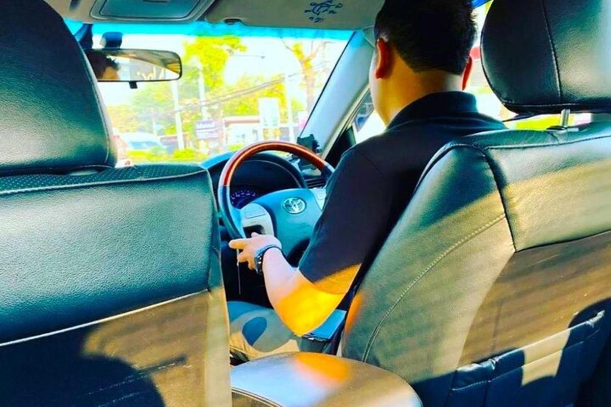 muž řídící auto na silnici