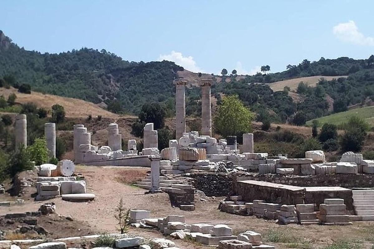 μια αρχαία πόλη με ερείπια σε έναν λόφο