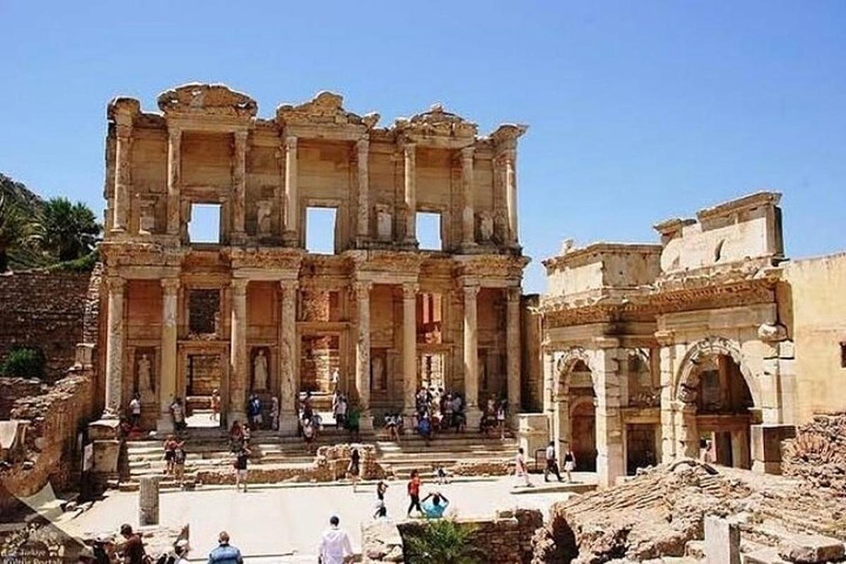 ένα κτίριο με ανθρώπους να στέκονται μπροστά του