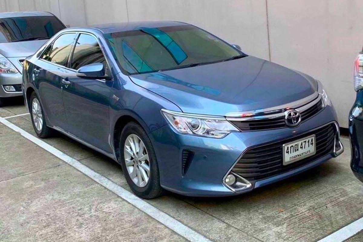 mobil biru terparkir di tempat parkir