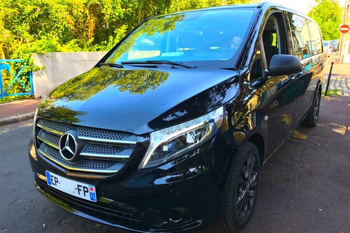 Mercedes Benz jeppabíll lagður á bílastæði