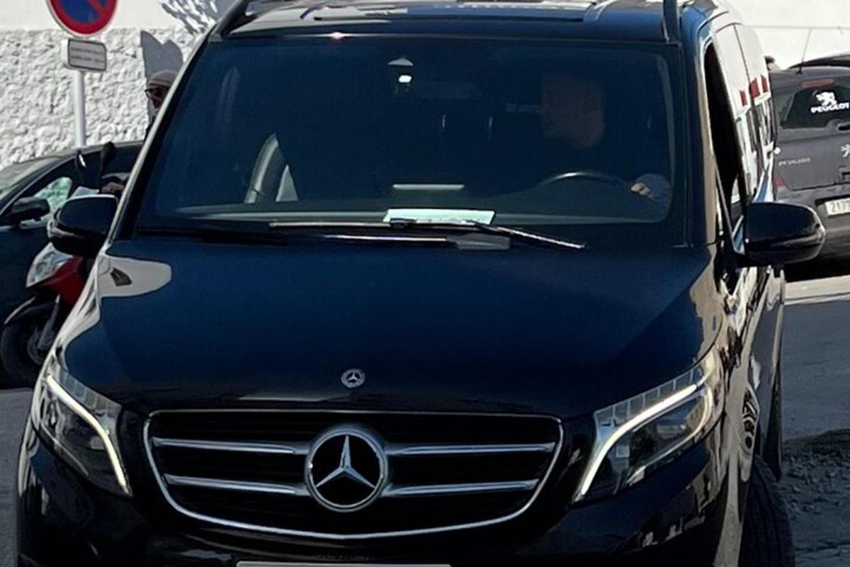 Černé auto Mercedes Benz zaparkované na parkovišti