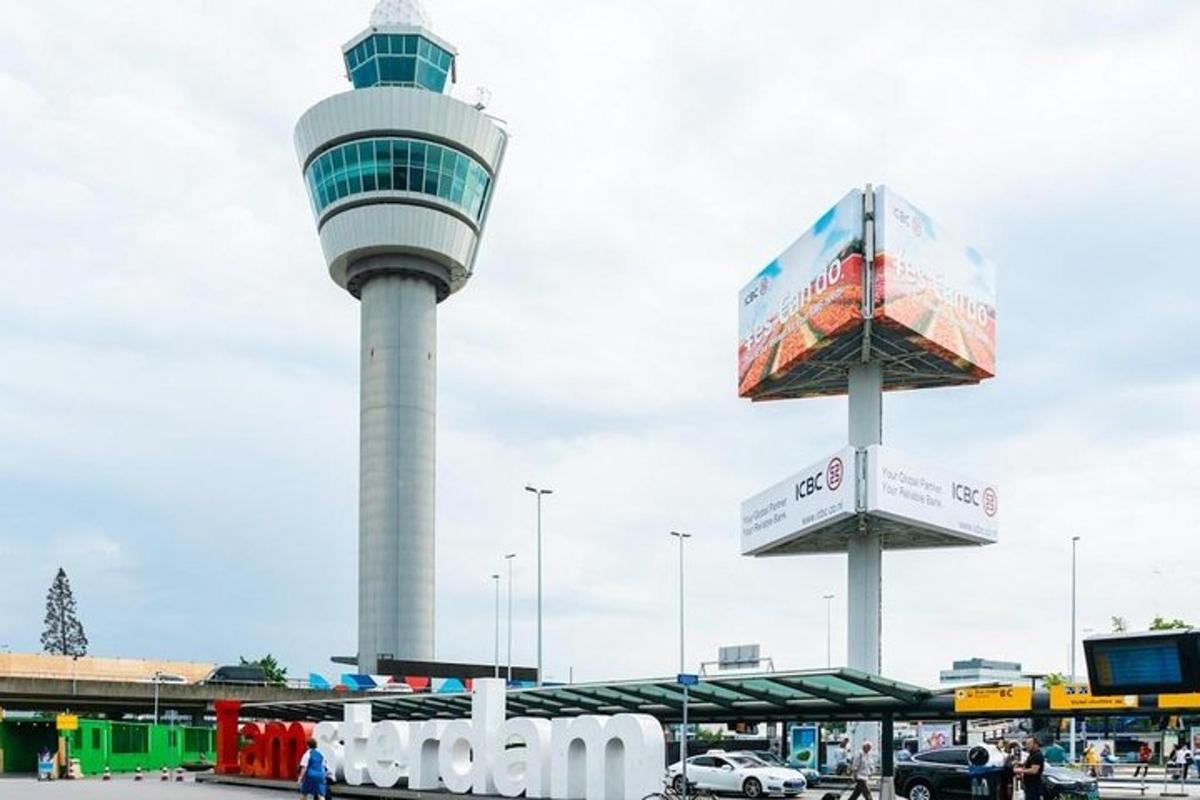 một sân bay có tháp kiểm soát và bãi đậu xe