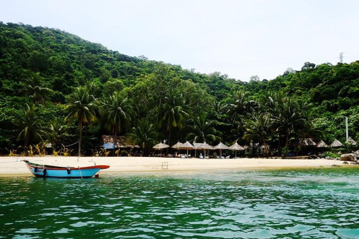 čoln, ki stoji na obali plaže