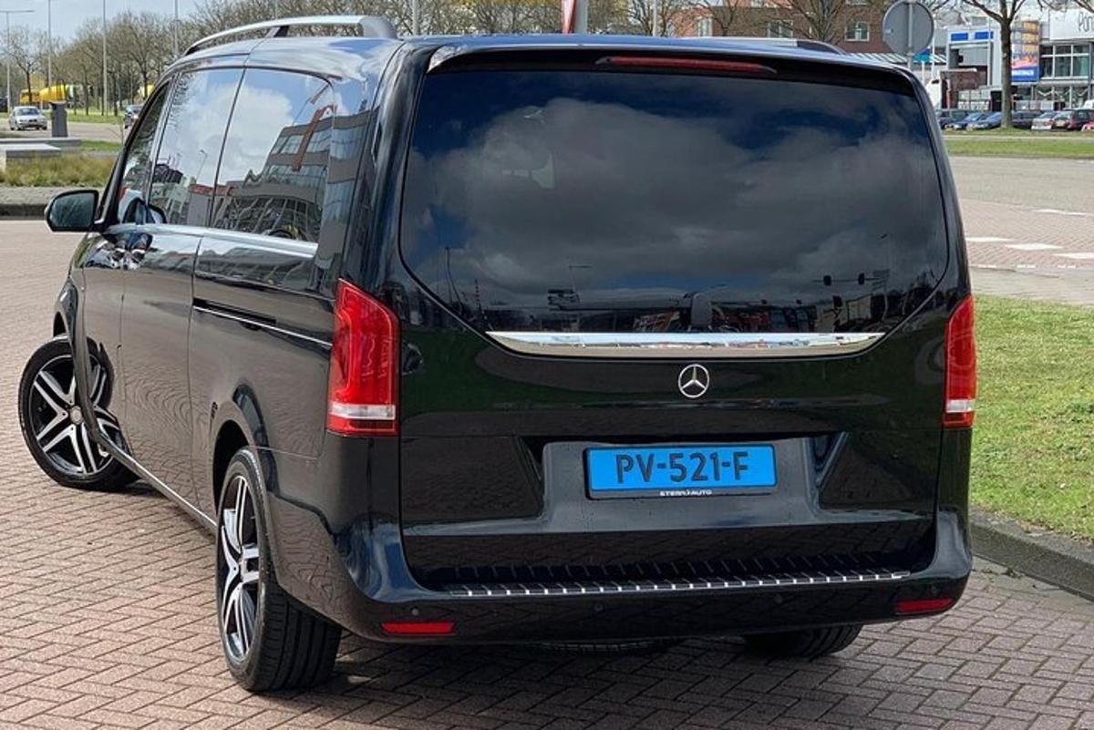 một chiếc xe SUV màu xanh lá cây đậu trên một con đường gạch