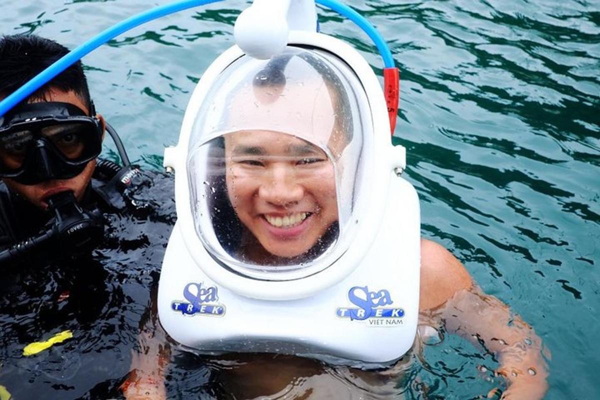 un uomo in acqua con un giubbotto di salvataggio