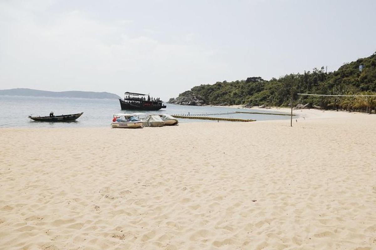 dua bot duduk di pantai berpasir di sebelah air