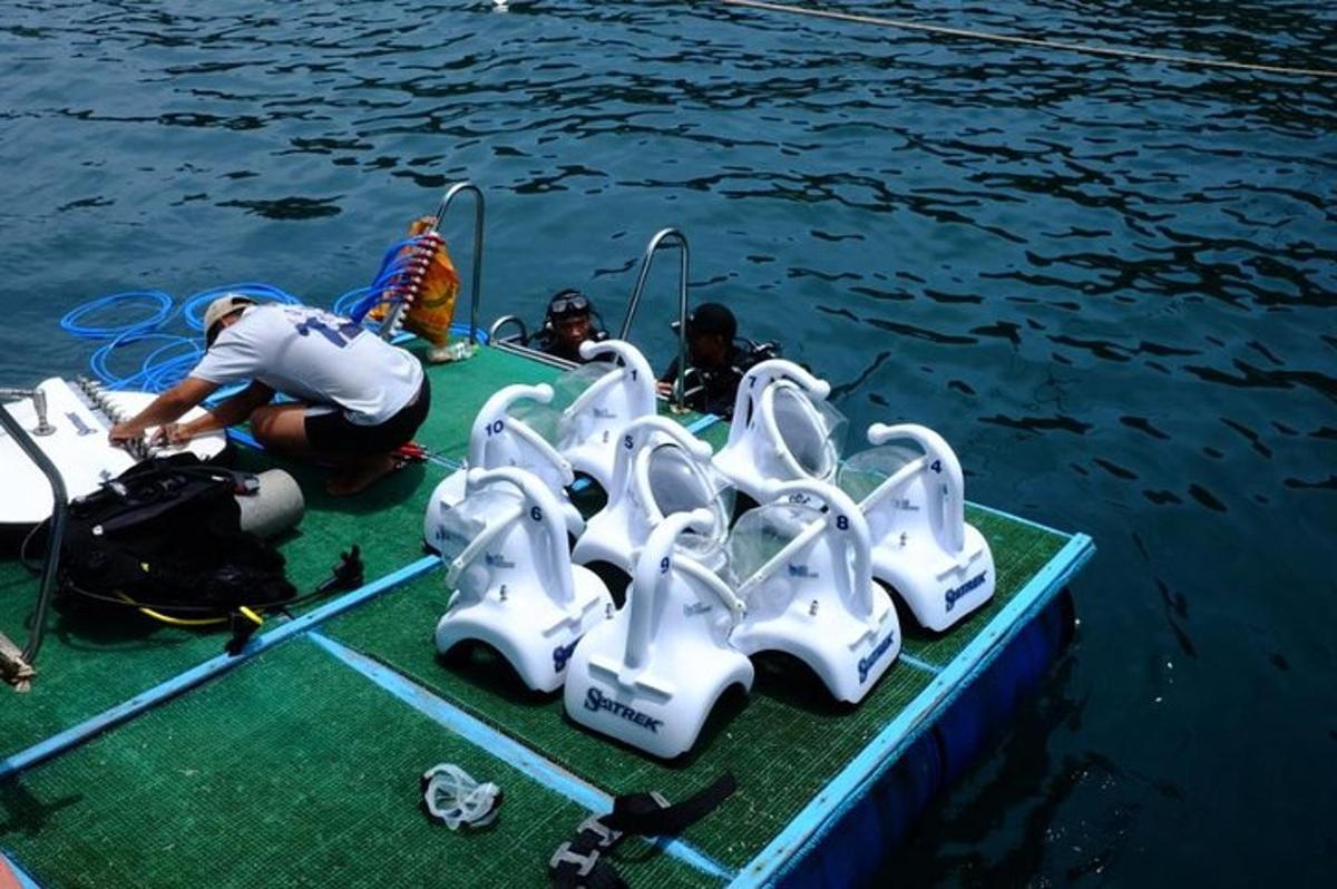 sekumpulan orang di atas bot di dalam air