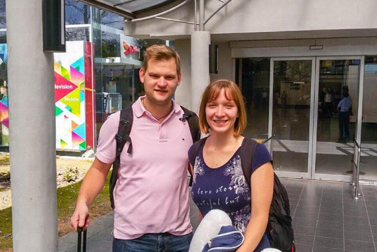 muž a žena stojící před budovou