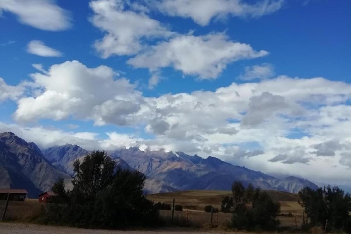 pogled na gore z modrim nebom in oblaki