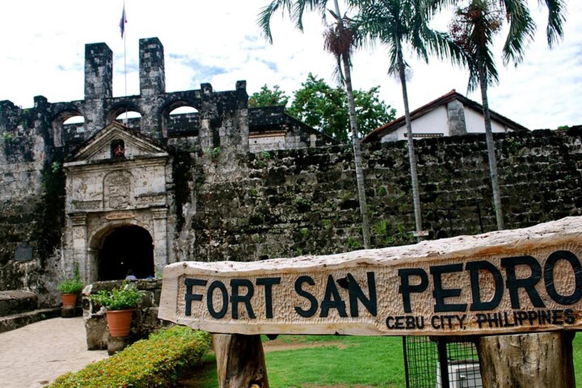 Μια πινακίδα που γράφει Fort San Pedro μπροστά από ένα κτίριο