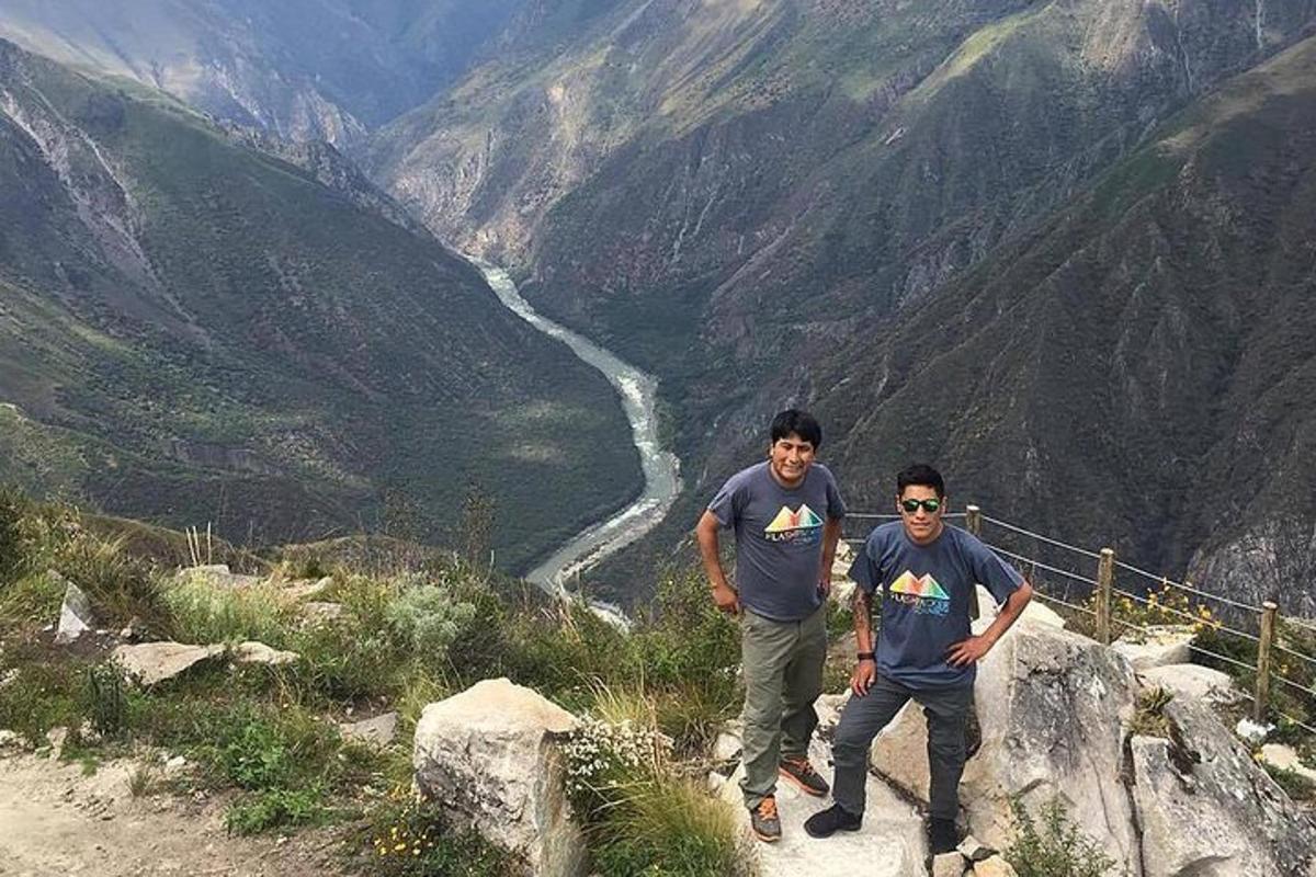 dua pria berdiri di puncak gunung